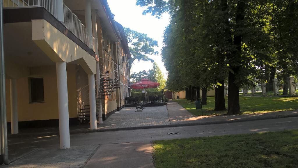 Hotel Thelena Tolna Bagian luar foto