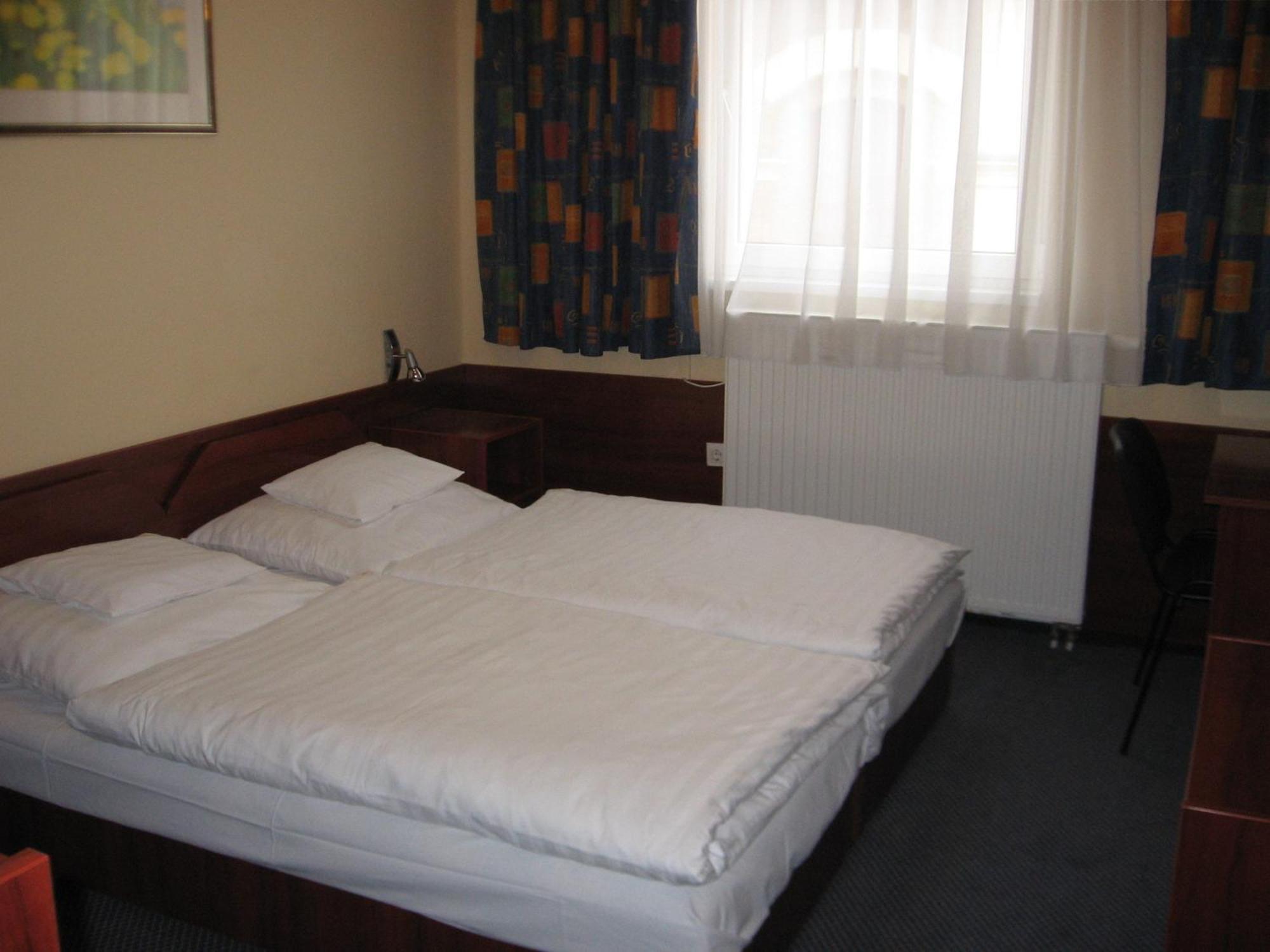 Hotel Thelena Tolna Bagian luar foto