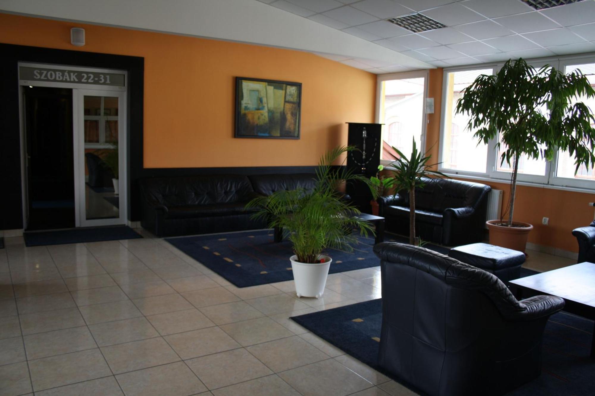 Hotel Thelena Tolna Bagian luar foto
