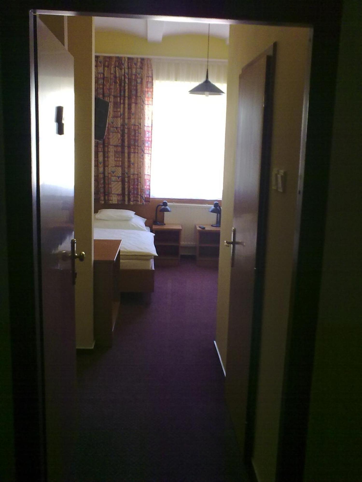 Hotel Thelena Tolna Bagian luar foto