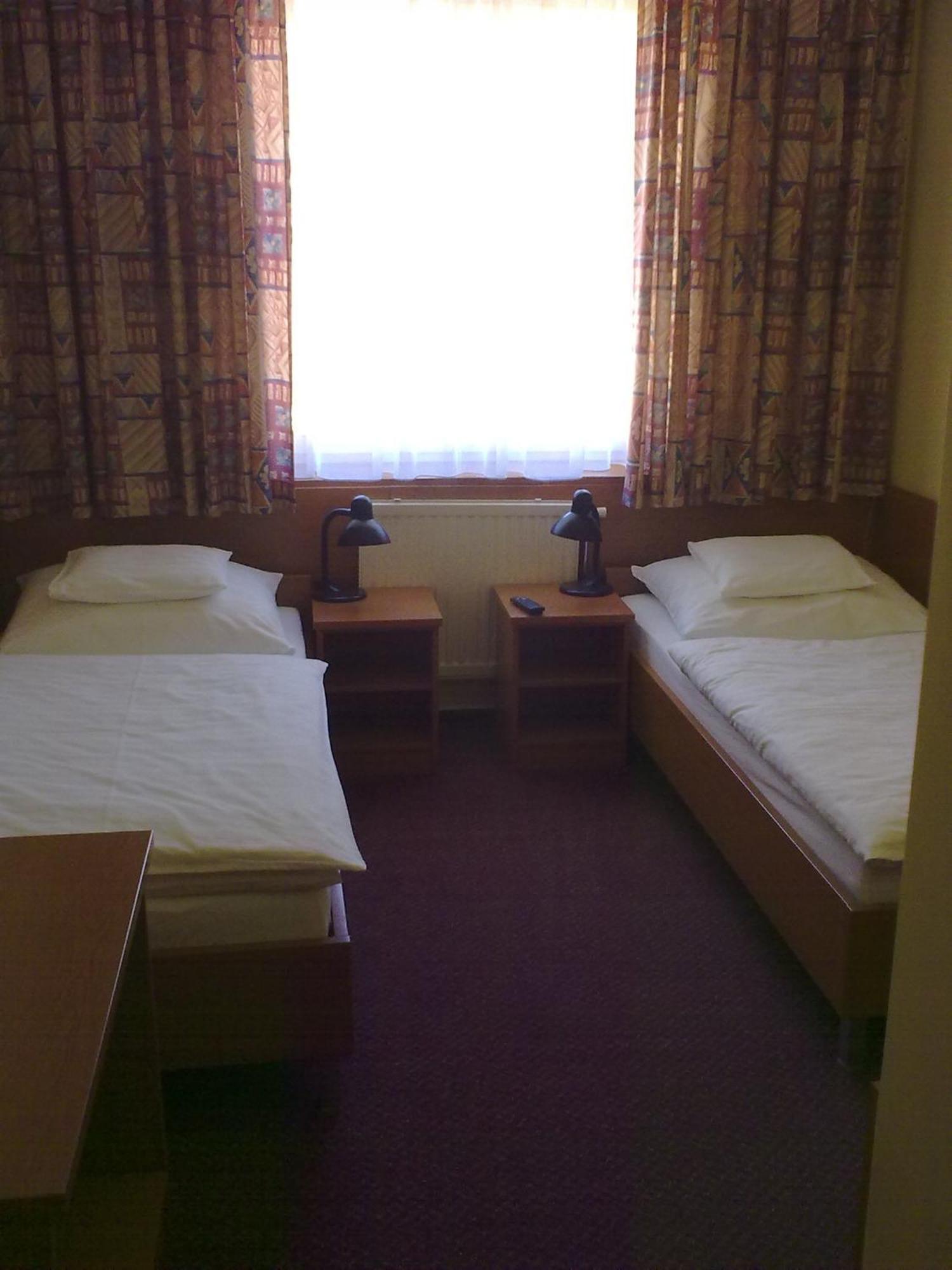 Hotel Thelena Tolna Bagian luar foto
